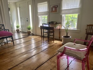 Interior - Stylish, renovated 3 bed 3.5 bath 1812 Colonial (Colebrook)