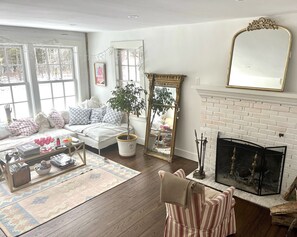 Living area - Stylish, renovated 3 bed 3.5 bath 1812 Colonial (Colebrook)