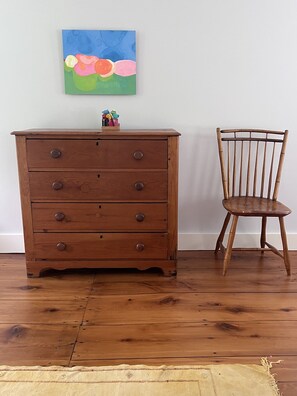 Interior - Stylish, renovated 3 bed 3.5 bath 1812 Colonial (Colebrook)