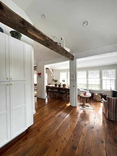 Stylish, renovated 3 bed 3.5 bath 1812 Colonial