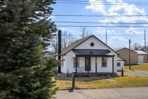 Exterior - Steps to Ariel Park / Renovated 2BR Retreat (Mount Vernon)