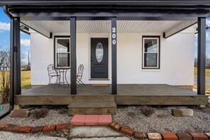 Exterior detail - Steps to Ariel Park / Renovated 2BR Retreat (Mount Vernon)