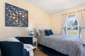 Room - Steps to Ariel Park / Renovated 2BR Retreat (Mount Vernon)