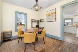 Dining - Steps to Ariel Park / Renovated 2BR Retreat (Mount Vernon)