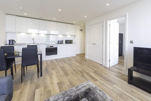 Spacious 1 Bed Apartment in Gravesend w Games Room