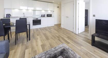Spacious 1 Bed Apartment in Gravesend w Games Room