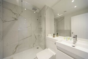 Doccia, asciugacapelli, asciugamani, shampoo