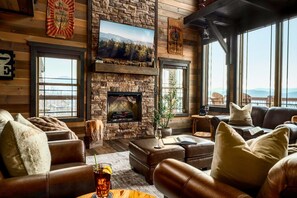 Living area - Pool/HotTub/GameRoom/Theater/FirePit/VIEWS - Coal Camp Lodge (Sevierville)