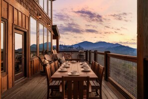 Outdoor dining - Pool/HotTub/GameRoom/Theater/FirePit/VIEWS - Coal Camp Lodge (Sevierville)