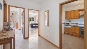 Cozinha ampla com armários de madeira, micro-ondas e lava-louças.