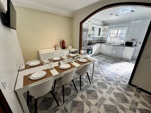 Microwave, oven, stovetop, dishwasher - Lovely 4-bedroom Family Beach House, 2-Min Walk to Sand (Vila do Conde)