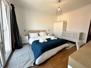 Iron/ironing board, WiFi, bed sheets - Lovely 4-bedroom Family Beach House, 2-Min Walk to Sand (Vila do Conde)
