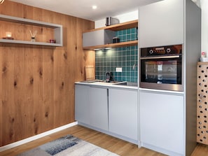 Comfort Apartment, 1 Bedroom, Haiwan Kesayangan Dibenarkan, Mountain View | Dapur peribadi | Peti sejuk/penyejuk beku saiz penuh, ketuhar, dapur 