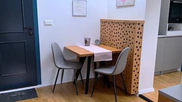 Classic Apartment, 1 Bedroom, Pets allowed, Mountain View | Living area