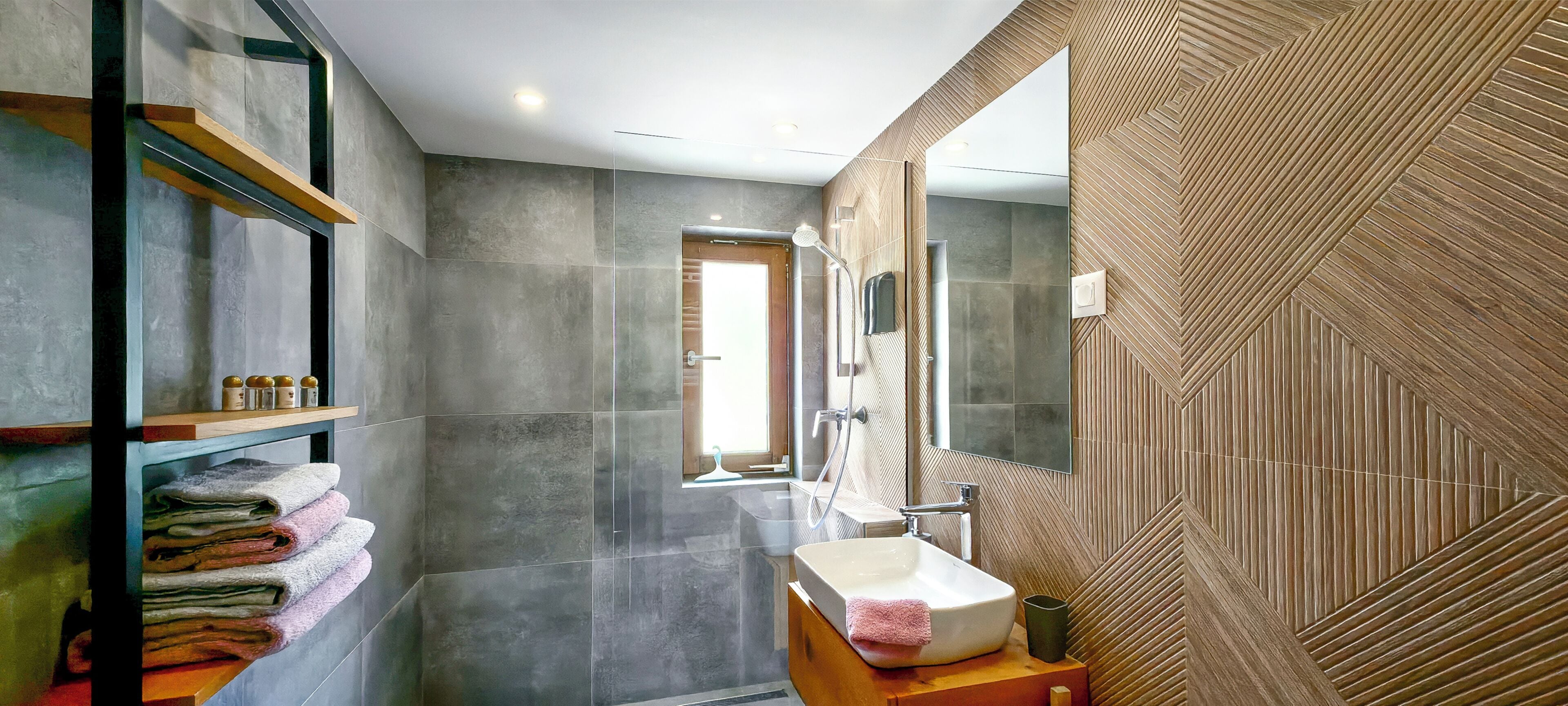 Apartemen Comfort, 1 kamar tidur, Hewan Peliharaan Diizinkan, pemandangan gunung | Kamar mandi | Shower, perlengkapan mandi gratis, pengering rambut, dan handuk