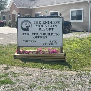 Property grounds - Endless Mountain Resort (Union Dale)