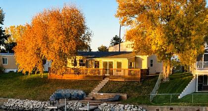 Lakefront Home-Sleeps 10, Private Dock, Kayaks, Family Friendly