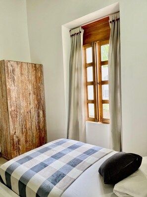 Escritorio, cortinas opacas, tabla de planchar con plancha y wifi gratis