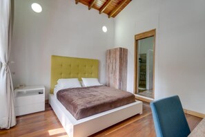 Quarto casal | Escrivaninha, cortinas blackout, ferros/tábuas de passar roupa