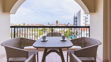 Appartement, balcon, vue ville | Restauration extérieure