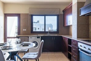 Apartment, Balkon, Stadtblick | Essbereich im Zimmer