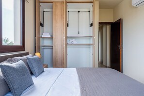 Apartment, Balkon, Stadtblick | Schreibtisch, Bügeleisen/Bügelbrett, kostenloses WLAN