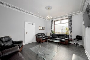 Living area - Charming Spacious Guesthouse, Edinburgh - Pass the Keys (Edinburgh)
