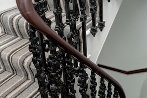 Interior - Charming Spacious Guesthouse, Edinburgh - Pass the Keys (Edinburgh)