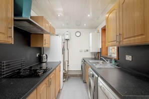 Fridge, oven, dishwasher, toaster - Charming Spacious Guesthouse, Edinburgh - Pass the Keys (Edinburgh)
