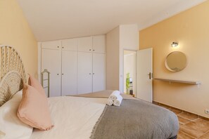 2 bedrooms, iron/ironing board, free WiFi, bed sheets - #360 Quinta Brito Lima C (Paderne)