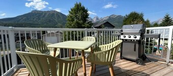 Charming 2BR Apartment w/ Deck & Mountain Views