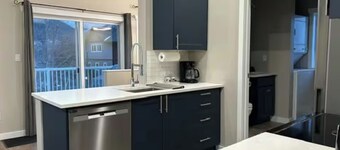 Charming 2BR Apartment w/ Deck & Mountain Views