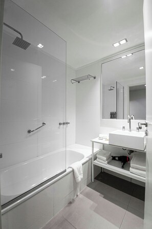Zimmer, 1 King-Bett und Schlafsofa, Balkon, Stadtblick | Badezimmer | Haartrockner, Bidet, Handtücher