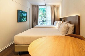 Habitació estàndard, 2 llits dobles, balcó, vistes a la ciutat | Bressols gratuïts, wifi gratuïta i roba de llit 