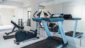 Ett gym med löpband, motionscyklar och styrketräningsmaskiner.