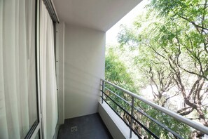 Chambre, 1 très grand lit et 1 canapé-lit, balcon, vue ville