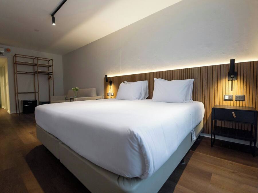 Chambre, 1 très grand lit et 1 canapé-lit, balcon, vue ville
