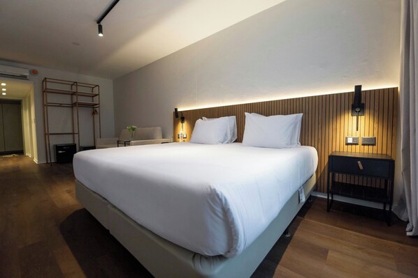 Chambre, 1 très grand lit et 1 canapé-lit, balcon, vue ville