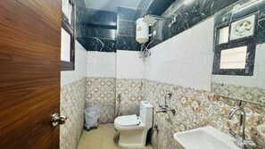 Bathroom - Vaayu Homestay (New Delhi)
