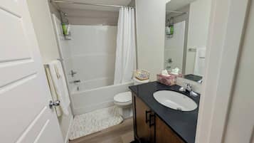 House, 2 Bedrooms, City View | Bathroom
