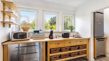 Kühlschrank, Mikrowelle, Ofen, Herdplatte