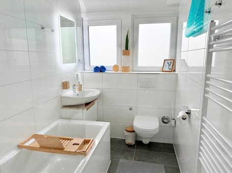 Shower, hair dryer, towels. Apartment Müsen – Vacation Rental Close to Nature