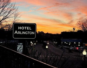 Front of property - The Hotel Arlington (Arlington)