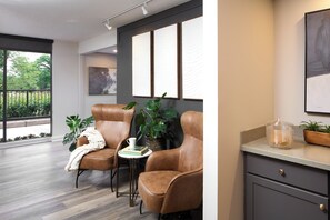 A modern interior with leather chairs, a small table with a book and a cup, and a potted plant. - Hotel Arlington (Arlington)