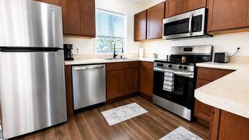 Fridge, microwave, stovetop, dishwasher