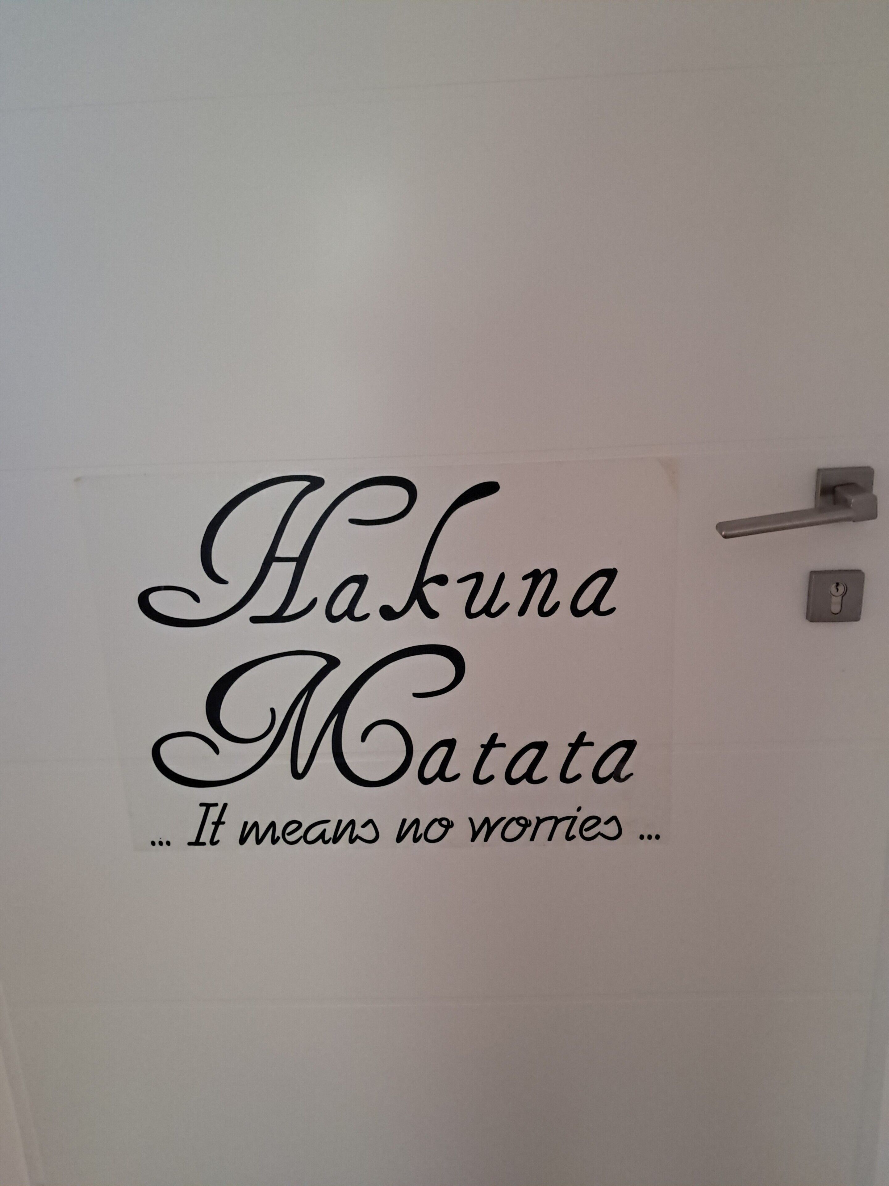 Una puerta con un letrero que dice 'Hakuna Matata... significa sin preocupaciones...'
