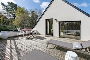 Outdoor dining - Hakuna Matata: Peaceful Retreat with Large Terrace Overlooking the Forest (Saint-Molf)