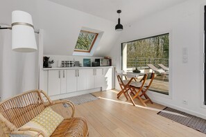 Living area - Hakuna Matata: Peaceful Retreat with Large Terrace Overlooking the Forest (Saint-Molf)