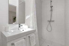 Shower, hair dryer - Hakuna Matata: Peaceful Retreat with Large Terrace Overlooking the Forest (Saint-Molf)