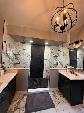 Shower, hair dryer, towels, soap - Spacious Colorado Retreat, Game Room, Solarium, Patios & Mountain View’s (Evergreen)